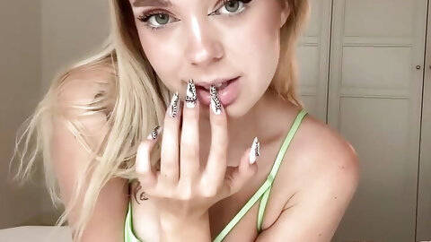 Hot Babe Wants Sex with Big Daddy