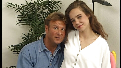 brunette nimmt Dildos jeder Groesser