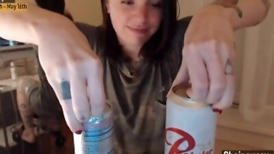 camgirl gets busy with both hands