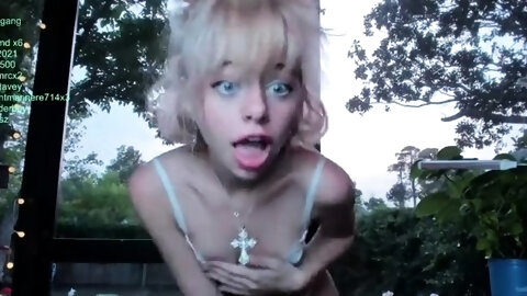 Amateur blonde teen solo dildo